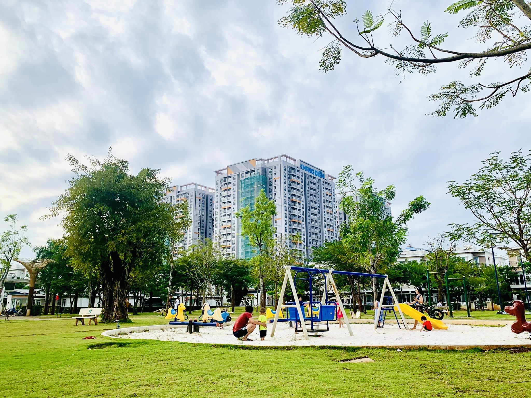 Tiến độ cập nhât mới nhất dự án Lovera Vista Khang Điền. Khung cảnh khu vui chơi trẻ em giữ lòng công viên xanh