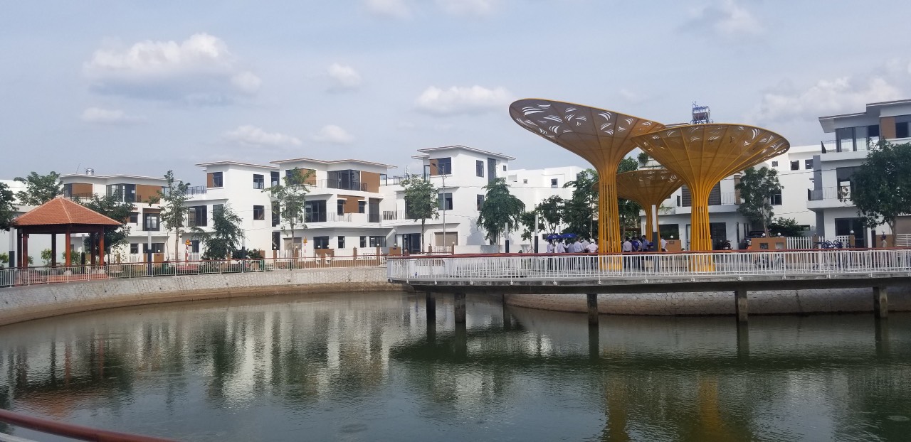 Hồ cảnh quan trung tâm dự án Thăng Long Home Hưng Phú khu nhà phố chủ đầu tư Thăng Long Home