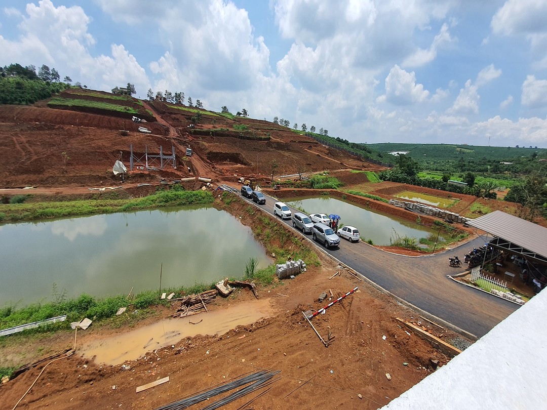 Một dự án đất nền Bảo Lộc đang thi công cơ sở hạ tầng để bàn giao cho khách hàng
